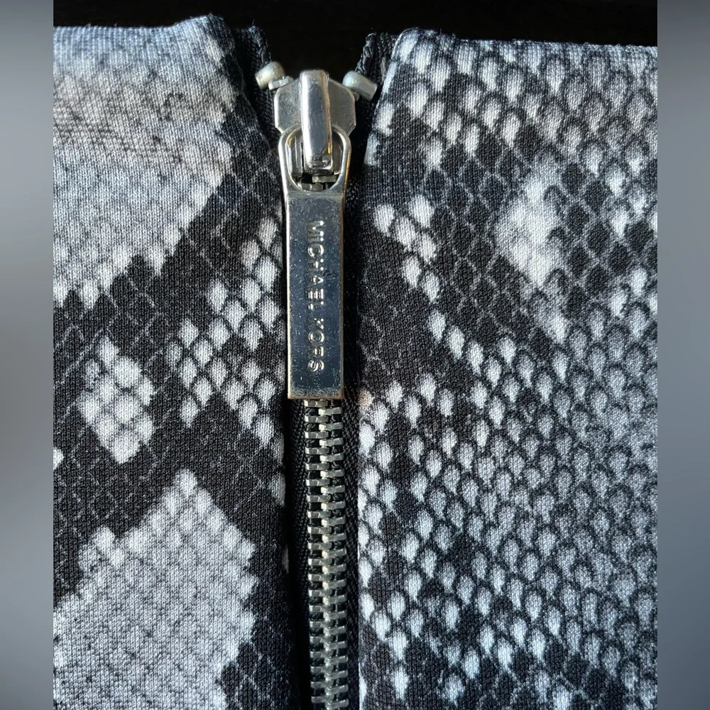 Michael Kors Black Snakeprint Pencil Skirt With Silver Hardware Size 6